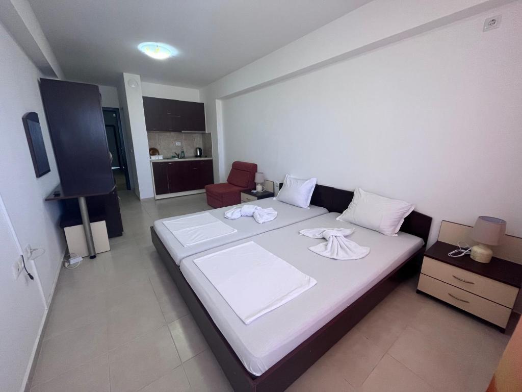 1 dormitorio con 1 cama grande en una habitación en Guest House Kolev 2 en Sunny Beach