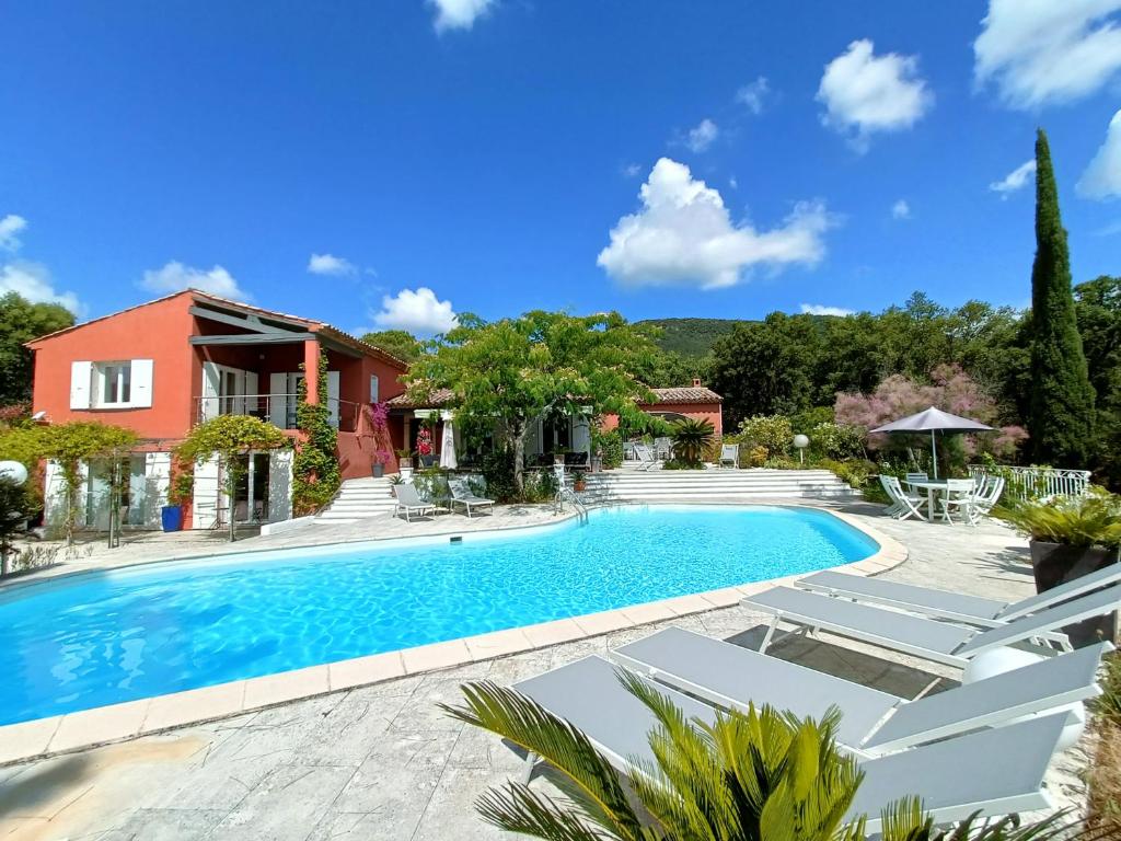une piscine devant une maison dans l'établissement VILLA BAUHINIA - Golfe de Saint-Tropez, au Plan-de-la-Tour