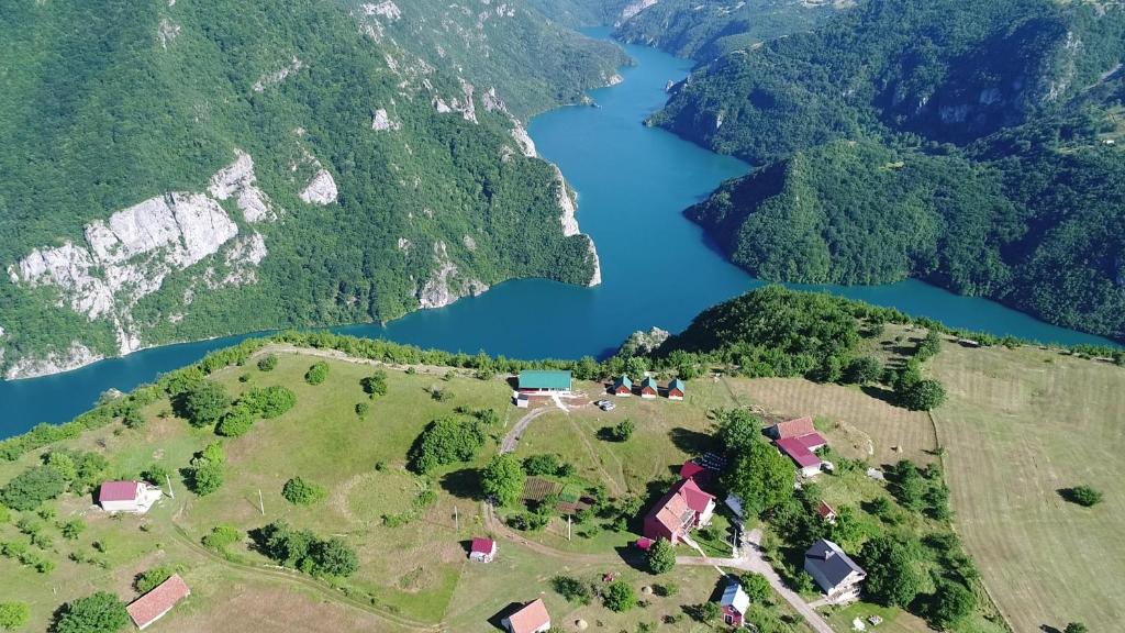 eine Luftansicht auf einen Fluss in den Bergen in der Unterkunft Rural Resort Tron in Plužine