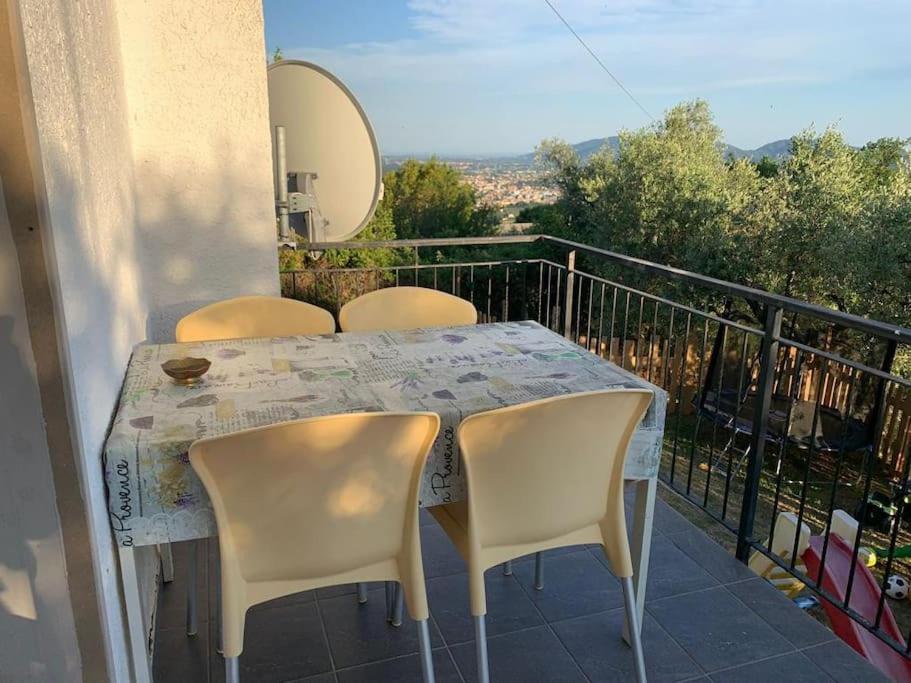 een tafel en stoelen op een balkon met uitzicht bij Alice’s Home in Bolano