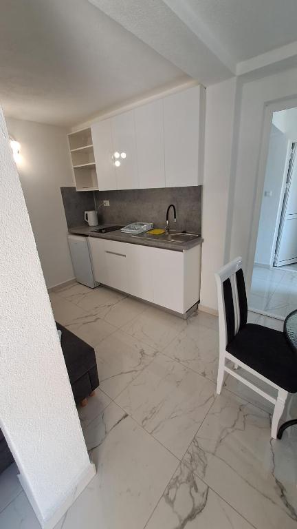 Kuchyň nebo kuchyňský kout v ubytování Apartmani Dodig