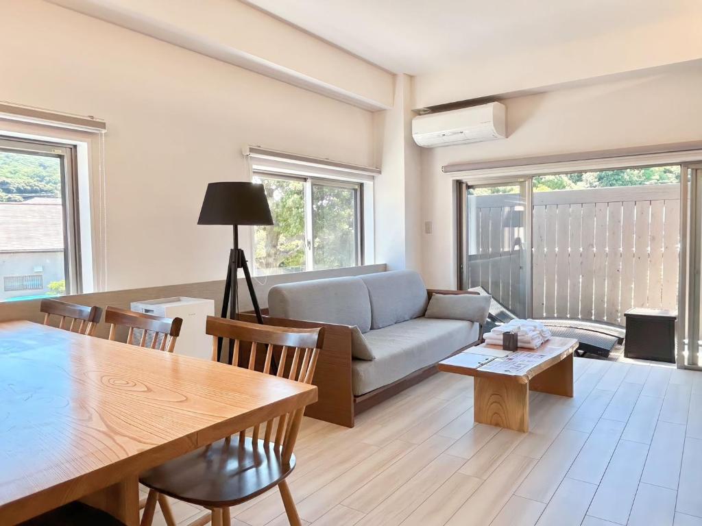 uma sala de estar com um sofá e uma mesa em Smart Stay Ito 201 em Ito