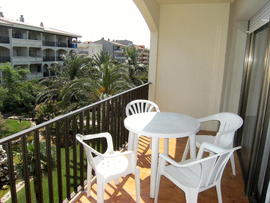 a balcony with a table and two chairs and a table at JARDINS DEL MAR 21 in L'Estartit