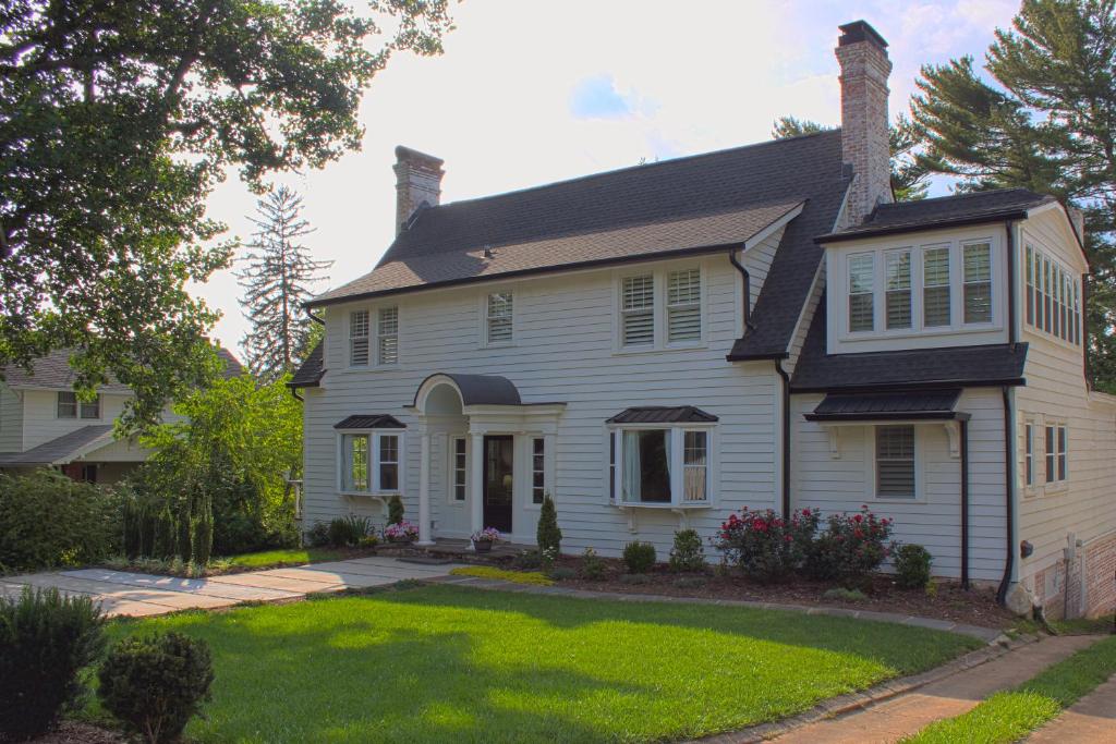 Colonial Revival in Grove Park, Asheville (updated prices 2024)