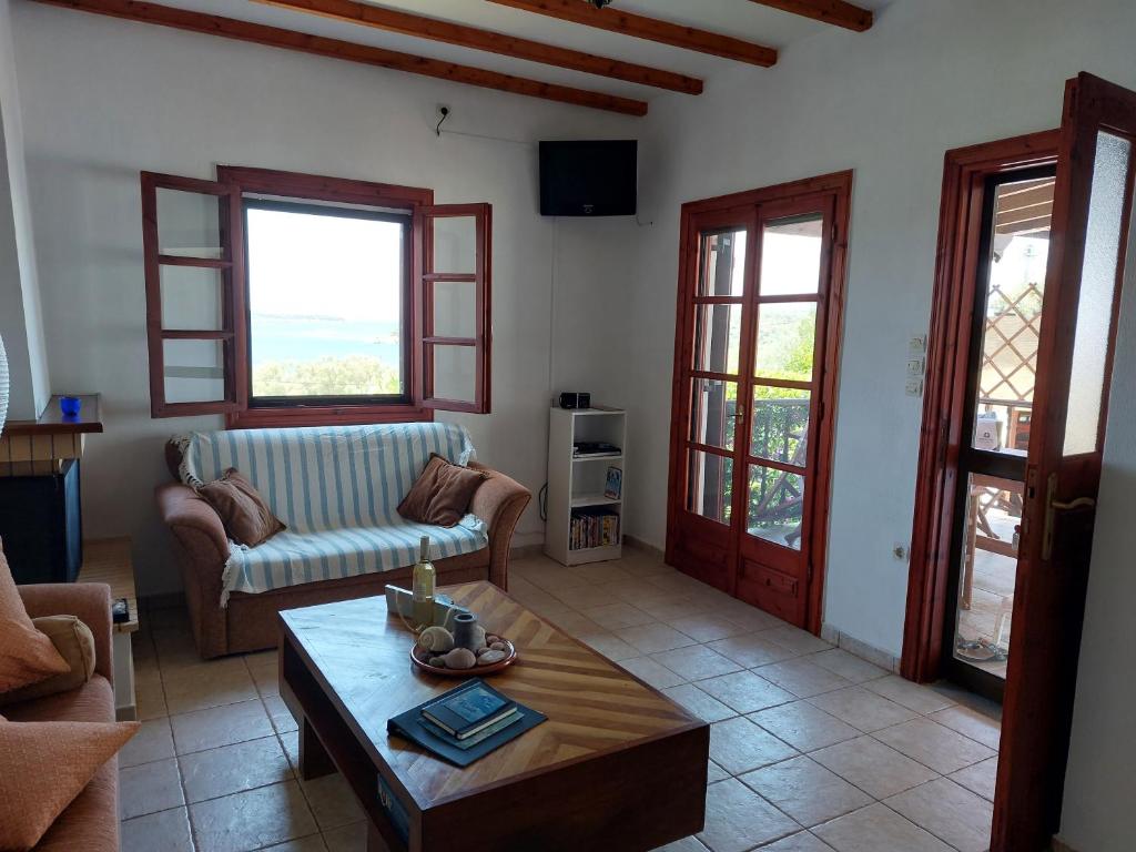 Posezení v ubytování Vakantiehuisje Eione op het eiland Paleo Trikeri