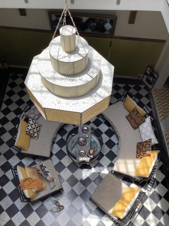 una mesa con un pastel en la parte superior de un piso en Riad Aziman, en Tetuán