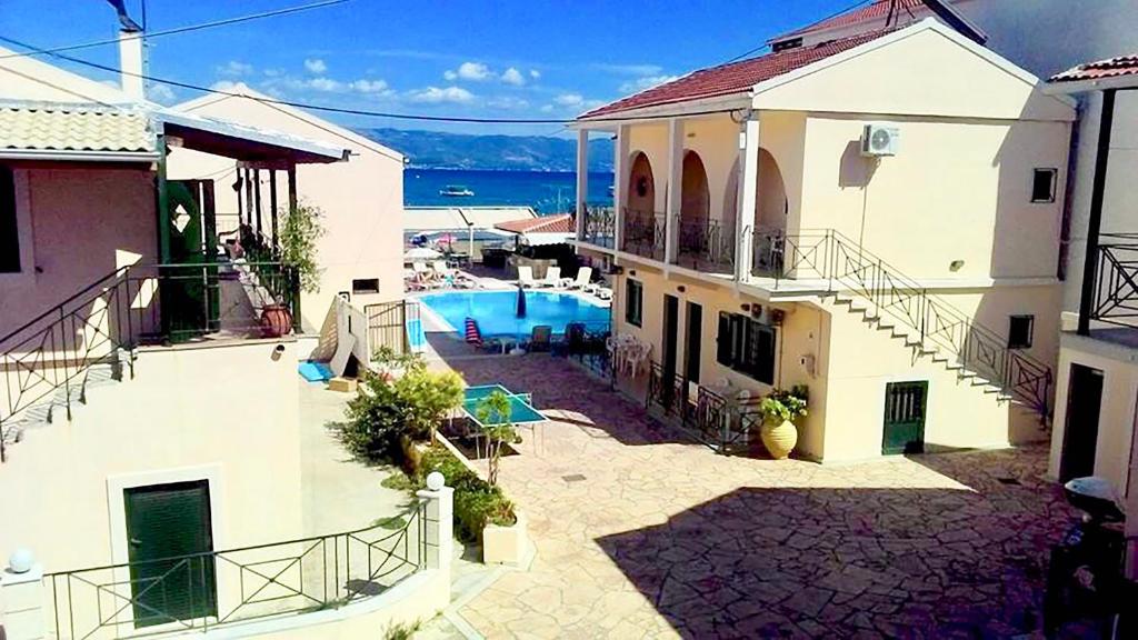een luchtzicht op een huis met een zwembad bij Stavros Beach Resort in Kavos