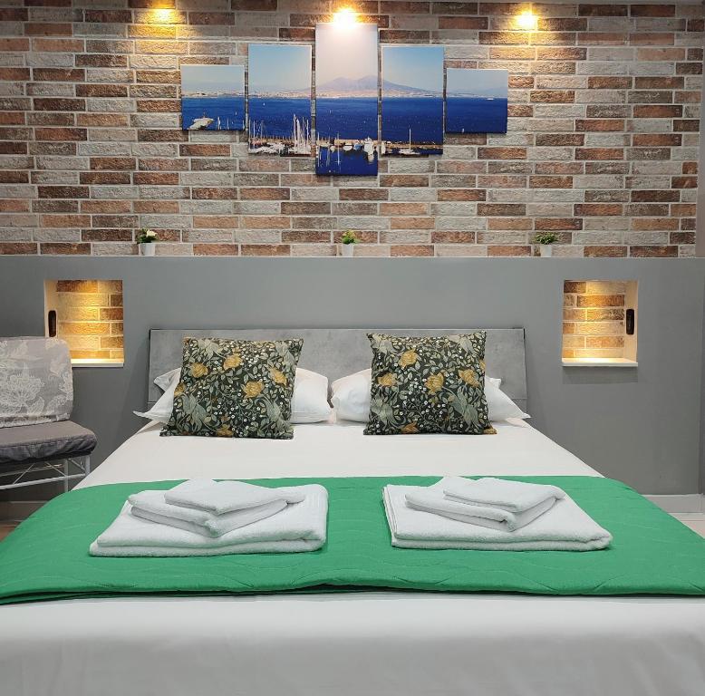 1 dormitorio con 1 cama con toallas en B&B May Dream, en Nápoles