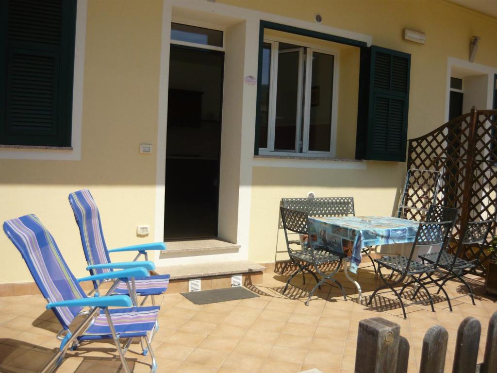 eine Terrasse mit Stühlen und einem Tisch auf der Terrasse in der Unterkunft Agriturismo Le Collinette in Villanova dʼAlbenga