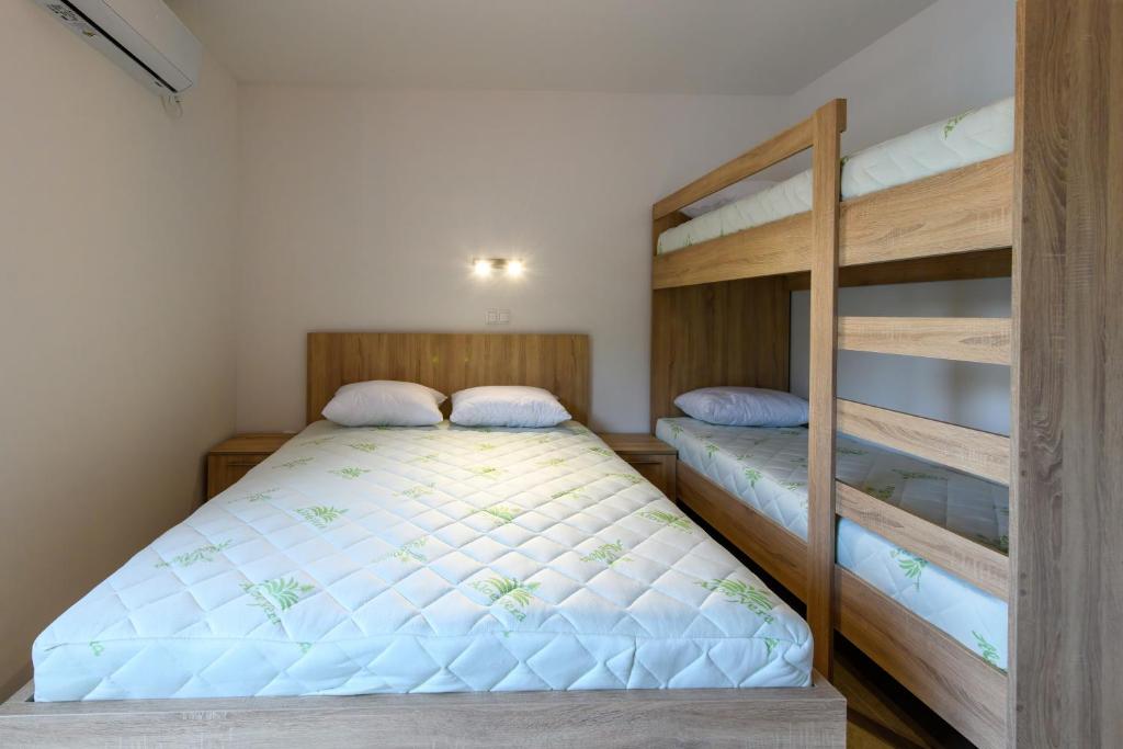 Postel nebo postele na pokoji v ubytování Lakeside Luxury Apartments