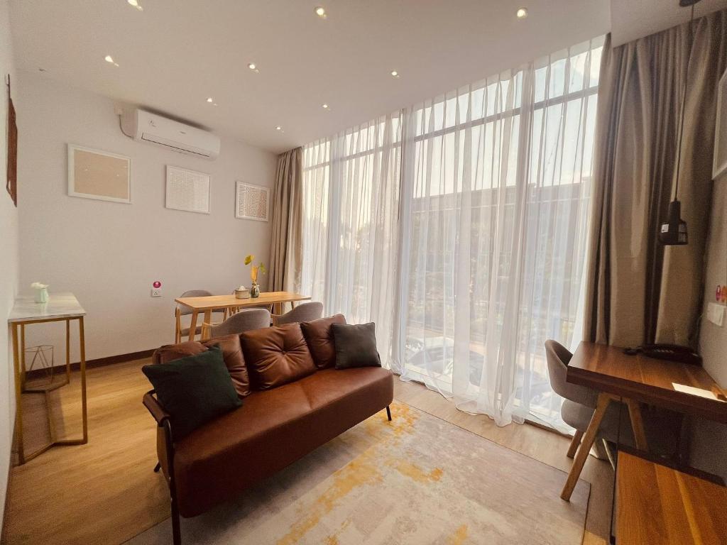 oxy suites 1-01 at Shop House Meisterstadt Pollux Habibie - Executive Suite