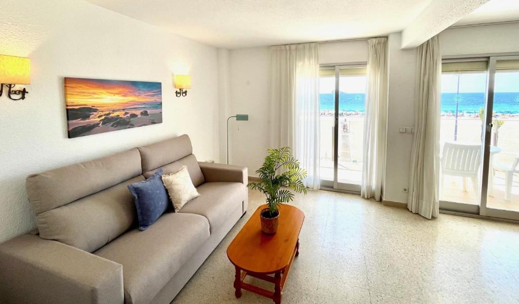 A seating area at Apartamentos Ulia