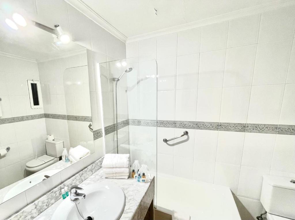 A bathroom at Apartamentos Ulia