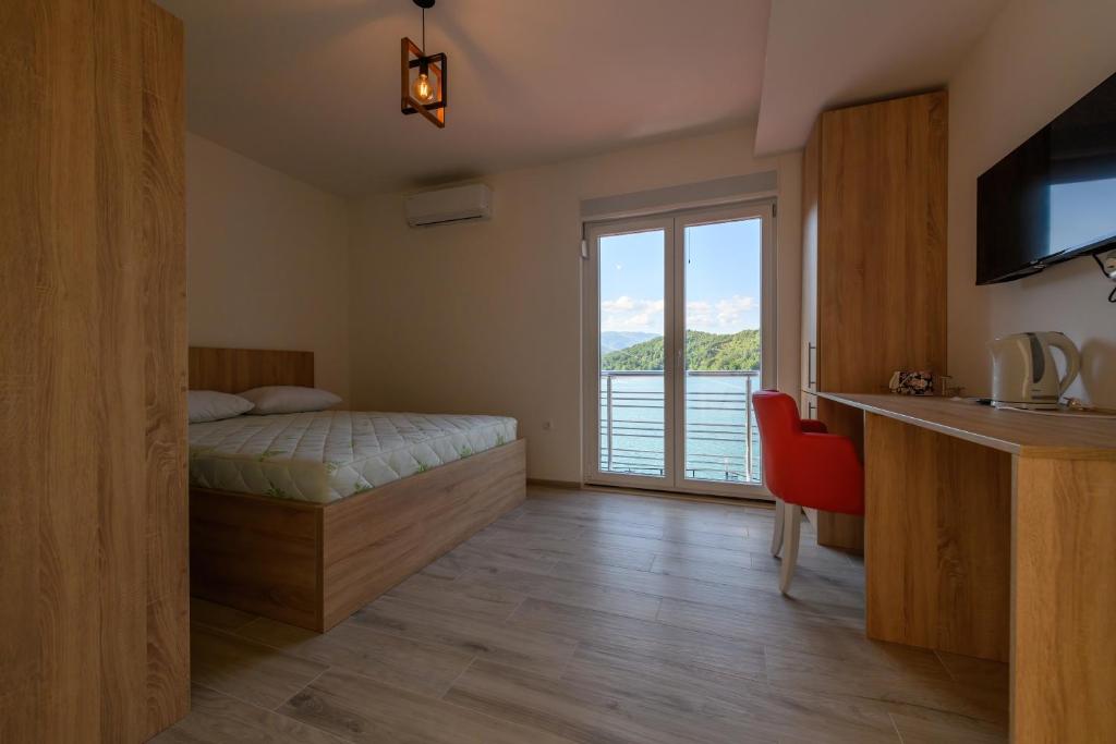 Postel nebo postele na pokoji v ubytování Lakeside Luxury Apartments