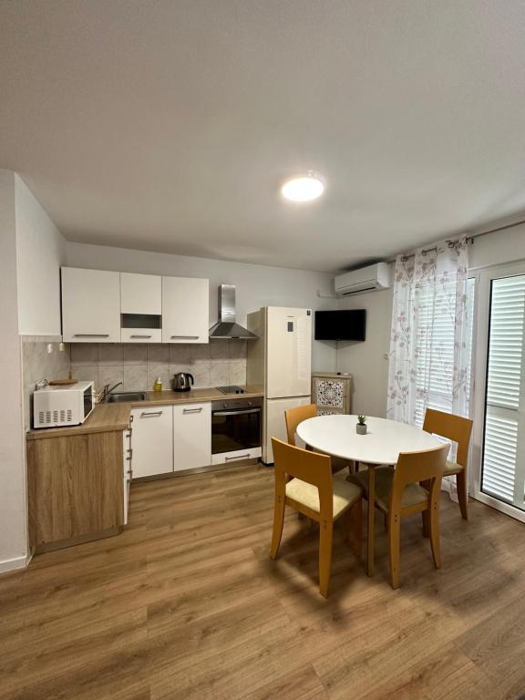 Kuchyňa alebo kuchynka v ubytovaní Apartments Villa Ohana