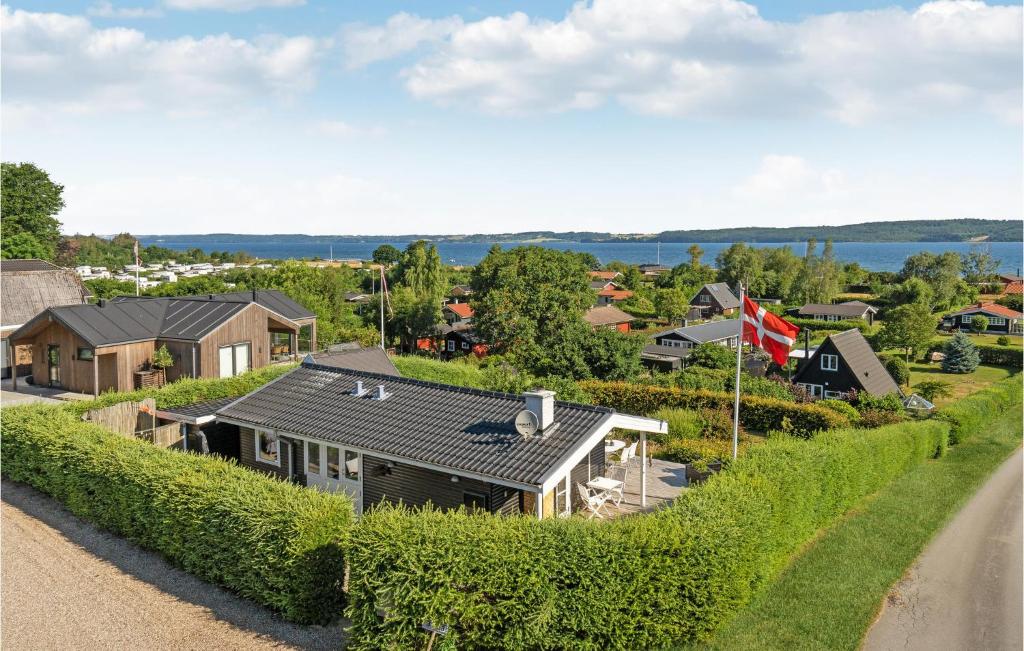 uma vista aérea de uma pequena aldeia com uma casa em Lovely Home In Brkop With Kitchen em Børkop