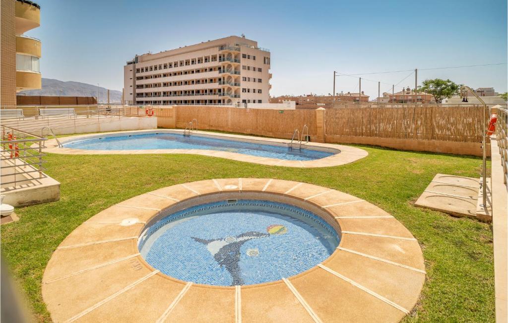 - une piscine dans la cour d'un bâtiment dans l'établissement Cozy Apartment In Roquetas De Mar With Kitchen, à Roquetas de Mar