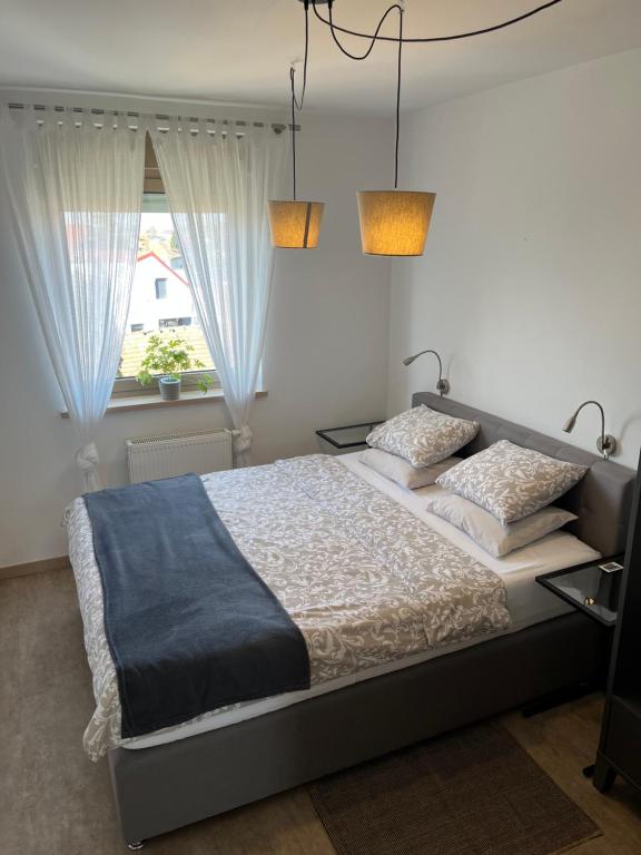 Postel nebo postele na pokoji v ubytování Luxury apartment LUNA for 6, sauna, center, ****