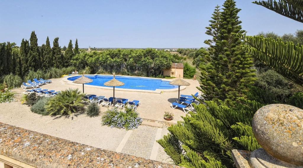 una piscina con sillas y sombrillas en un resort en Na Pont, en Campos