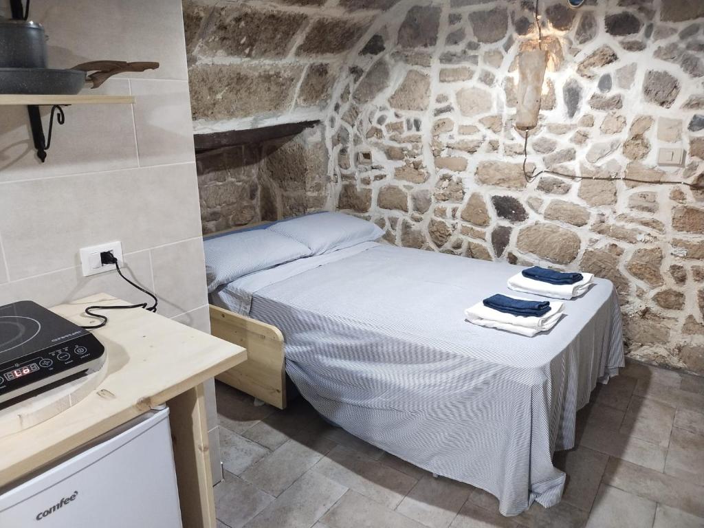En eller flere senge i et værelse på Palauet cosy old town apartments in Alghero IUN Q6390