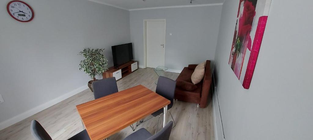 uma sala de estar com uma mesa de madeira e cadeiras em Lesch em Barsinghausen