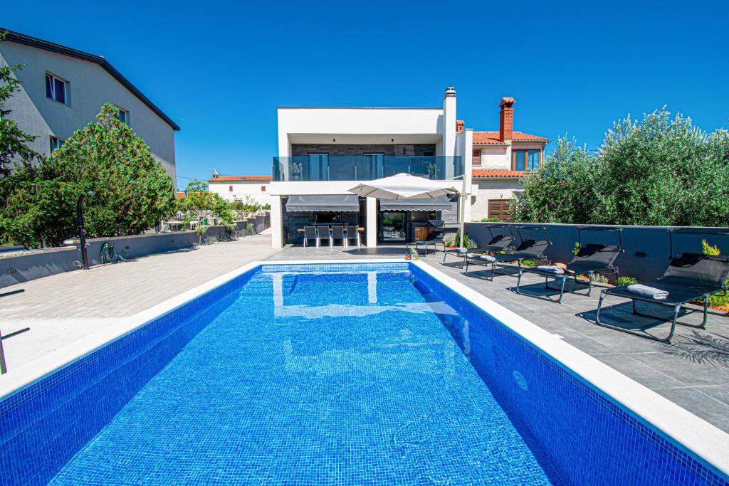 uma piscina em frente a uma casa em Villa La Perla Pula,Kroatien em Pula