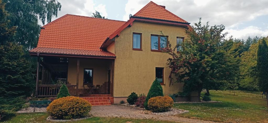 的住宿－Rychtyńska Cisza，一座带橙色屋顶的小房子