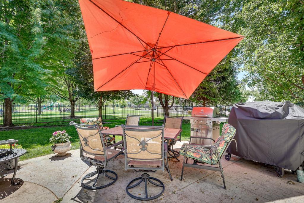 梅里迪安的住宿－Pet-Friendly Meridian Vacation Rental with Fire Pit!，一张桌子和椅子,配有红色雨伞