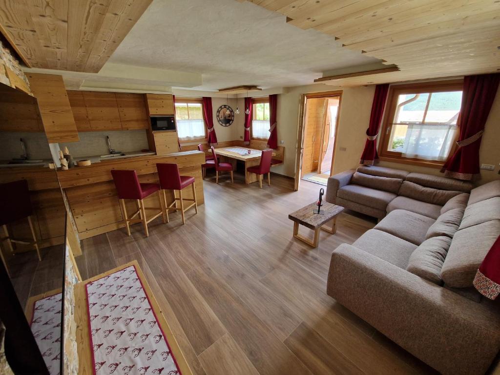 salon z kanapą i stołem w obiekcie Oga Sweet Home w mieście Oga