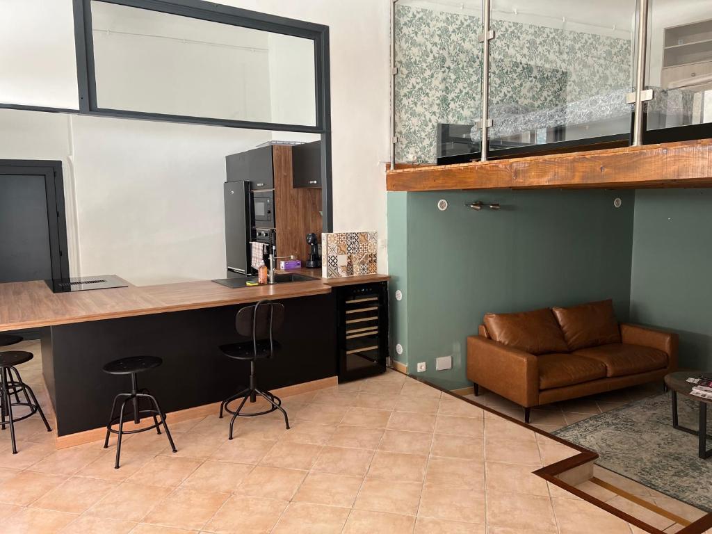 sala de estar con escritorio y sofá en Le loft Salonnais, en Salon-de-Provence