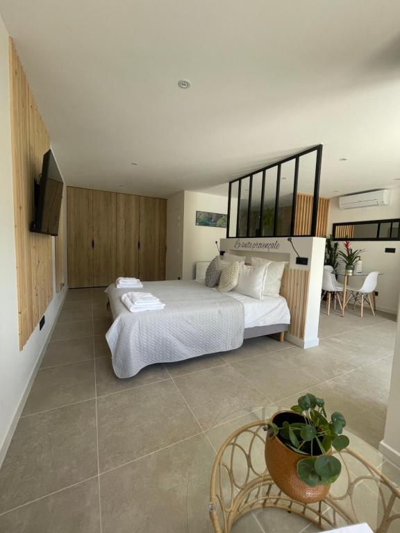 sypialnia z dużym łóżkiem, stołem i krzesłami w obiekcie La suite provençale w Marsylii