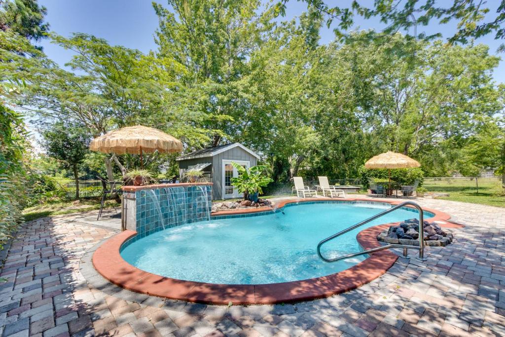 Waterfront Mary Esther Home with Grill and Fire Pit!, Mary Esther