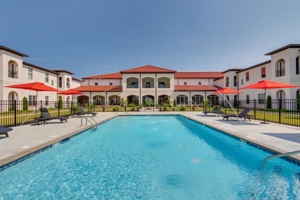 Una piscina con sillas y sombrillas frente a un edificio. en Loretto Vacation Rental 7 Mi to State Park!, en Loretto