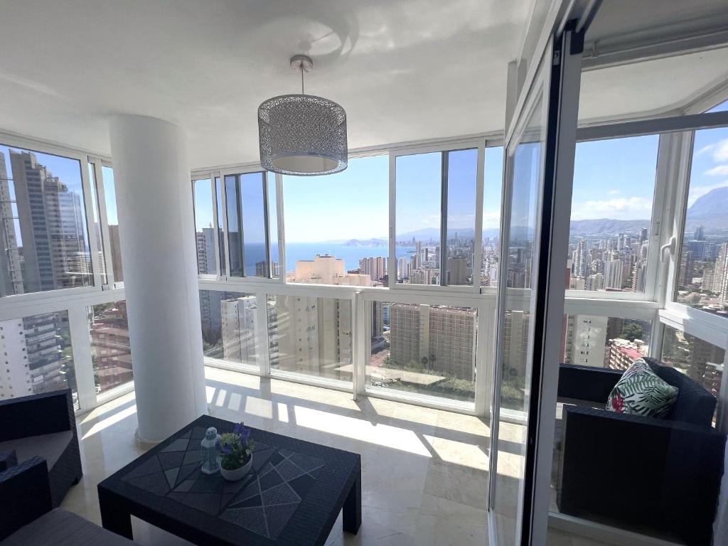 een woonkamer met uitzicht op de stad bij Panorama Benidorm Torre Montecarlo in Benidorm