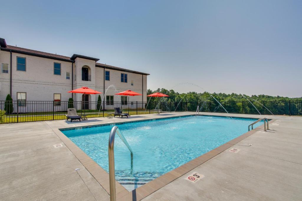 - une piscine avec 2 chaises longues et des parasols dans l'établissement Resort Apartment in Loretto with Private Patio!, 