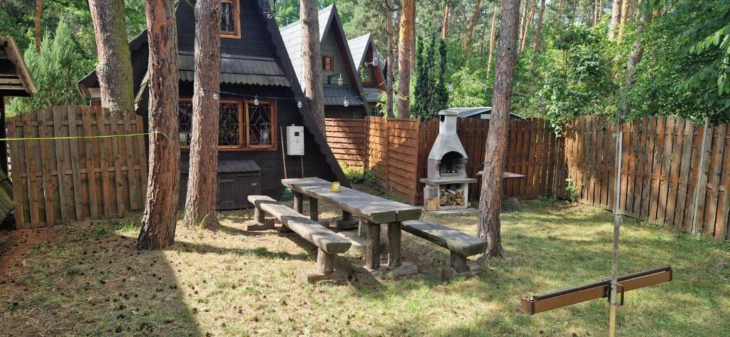einen Hinterhof mit einem Picknicktisch und einem Haus in der Unterkunft Domek 34 in Skorochow