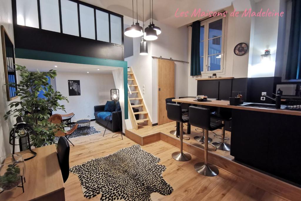a loft apartment with a kitchen and a living room at Tout confort proche transport - Au Coin du Château in Nantes