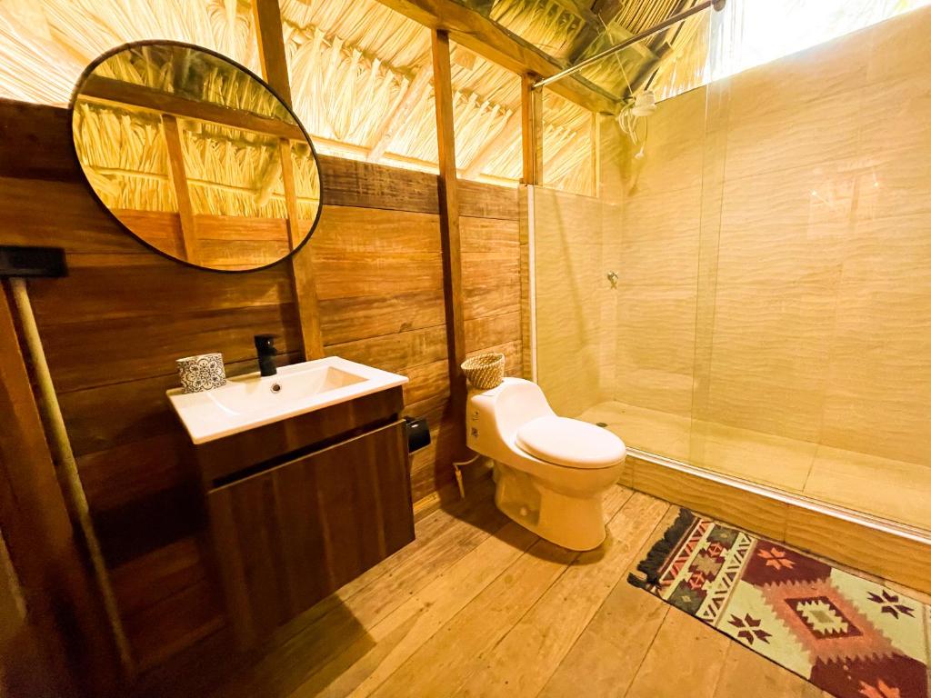 聖瑪爾塔的住宿－Salvia Madre，一间带卫生间、水槽和镜子的浴室