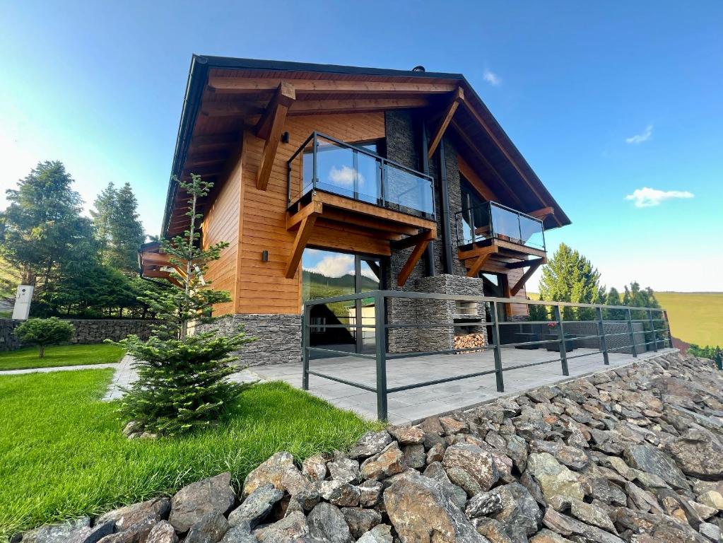 ein Haus auf einem Hügel mit Balkon in der Unterkunft Chalet Filipsky Deluxe in Ždiar