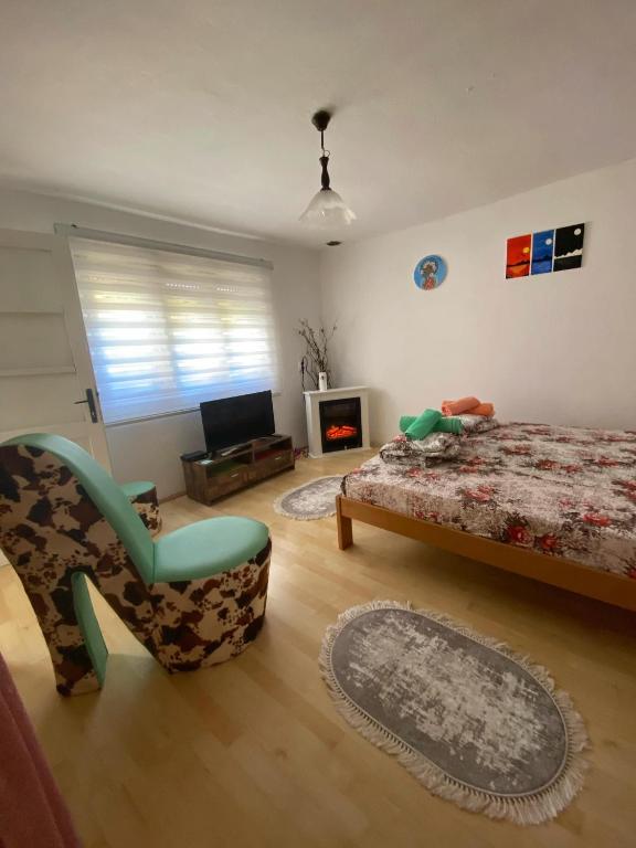 TV a/nebo společenská místnost v ubytování KOD BAKE