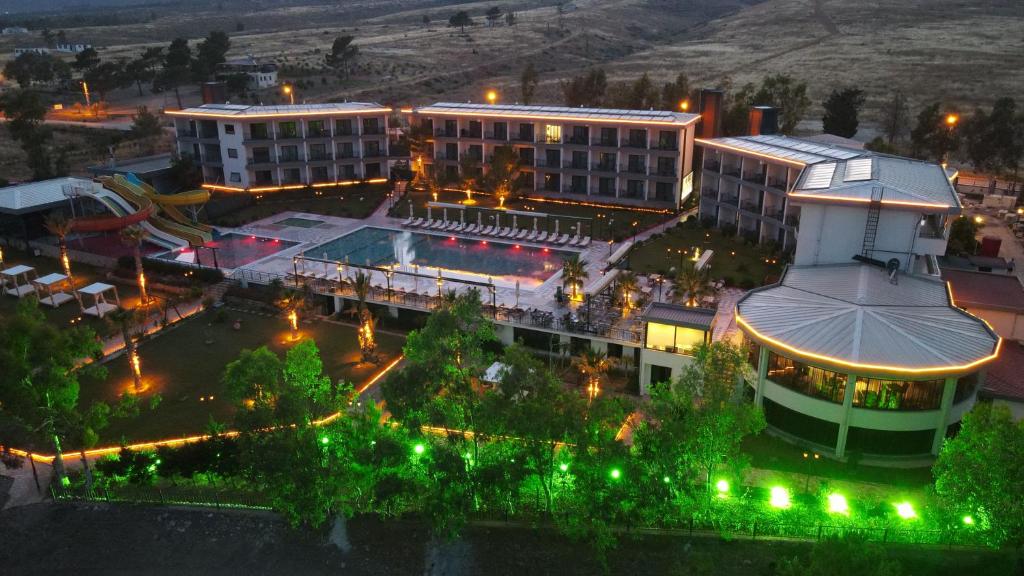 een uitzicht op een gebouw met een zwembad bij TOROS DELUXE RESORT HOTEL in Yesilovacık