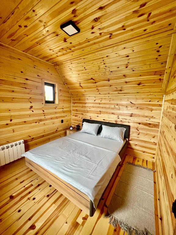 Giường trong phòng chung tại LUX PINE house