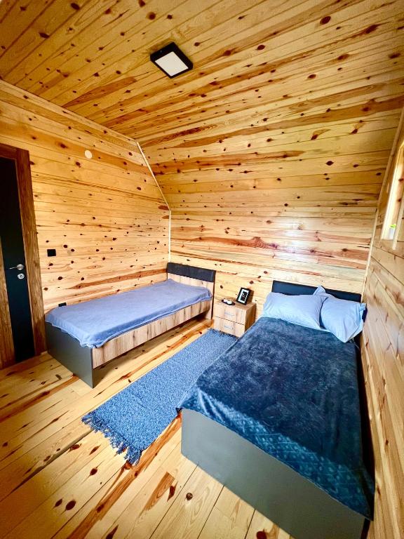 Giường trong phòng chung tại LUX PINE house