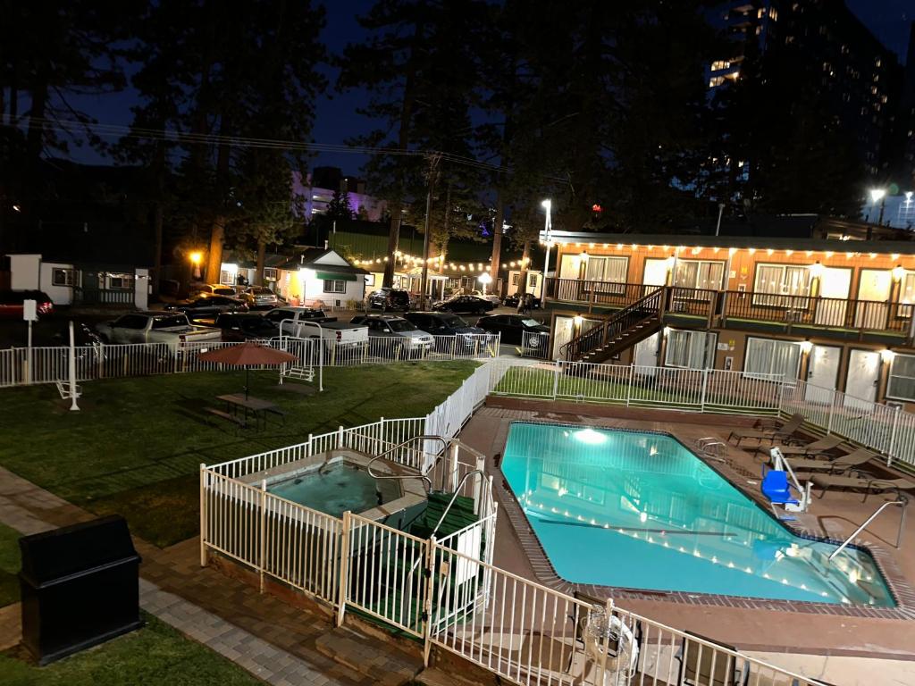 Bazén v ubytování Alpine Inn & Spa nebo v jeho okolí