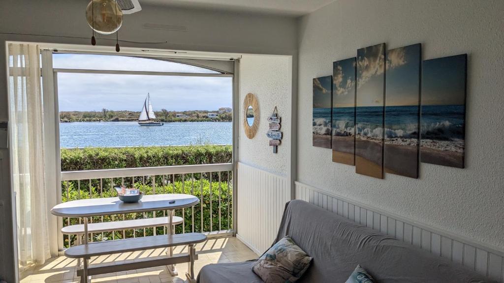 Cette chambre dispose d'un balcon avec vue sur l'océan. dans l'établissement Climatisé, tout confort et belle vue apaisante, à Valras-Plage
