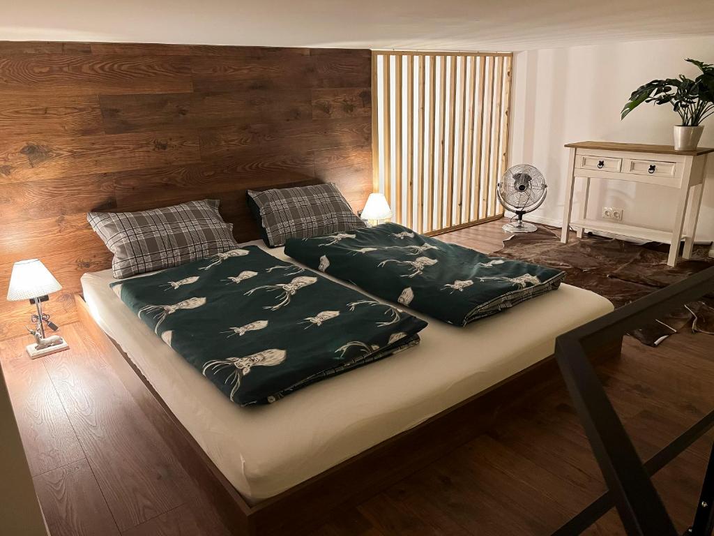 Un pat sau paturi într-o cameră la "Hunter's Suite"- at the heart of Hartberg