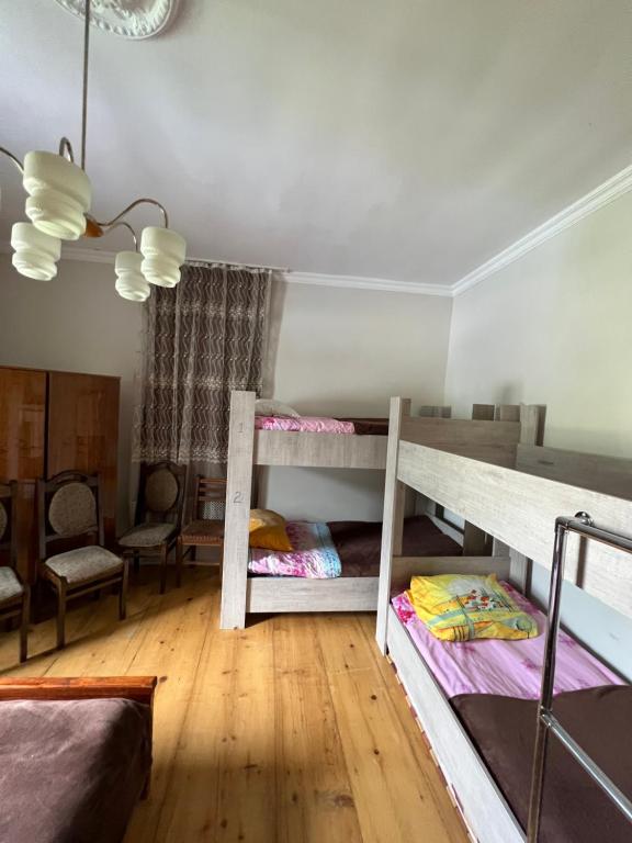 Postel nebo postele na pokoji v ubytování Manoni Ratiani's Hostel