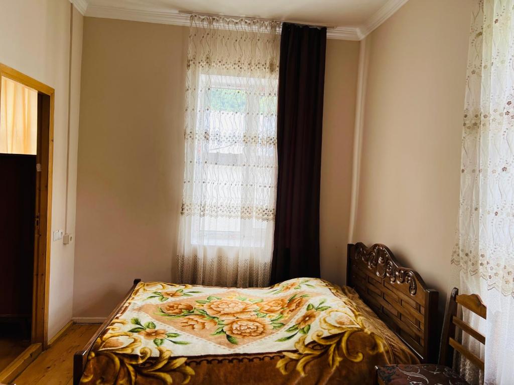 Postel nebo postele na pokoji v ubytování Manoni Ratiani's Hostel