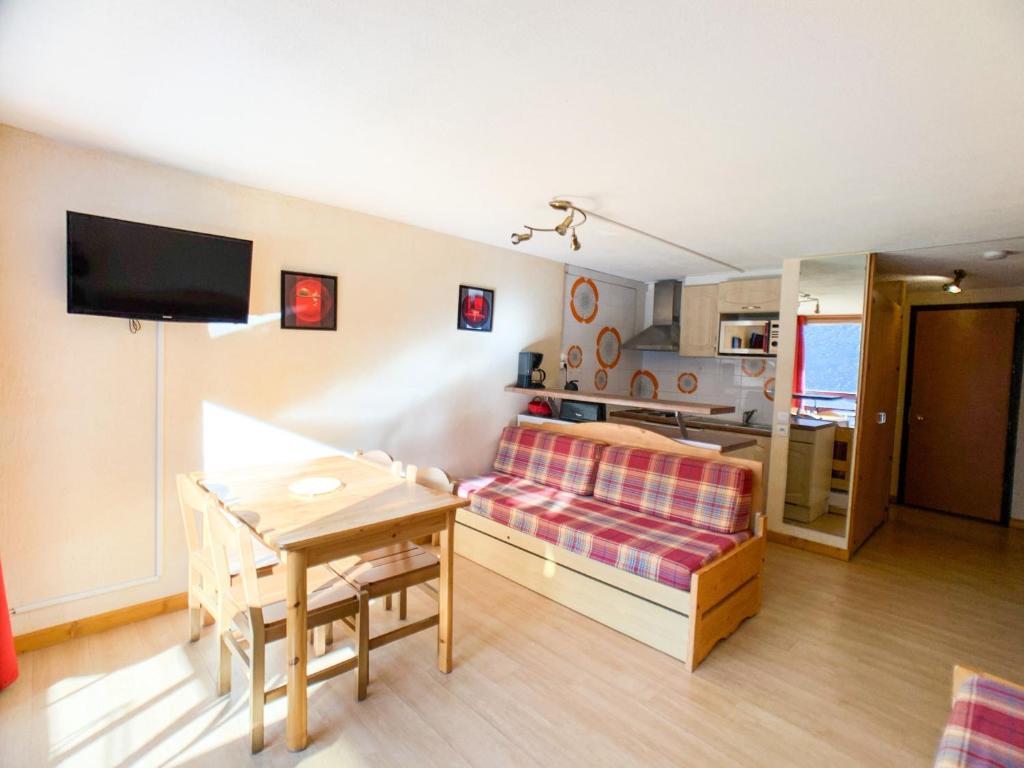 un salon avec un canapé et une table dans l'établissement Studio confortable et lumineux à Tignes Le Lac, au pied des pistes, proche commerces, balcon sud - FR-1-502-423, à Tignes