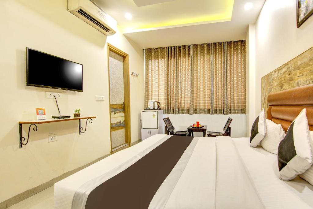 TV a/nebo společenská místnost v ubytování Gracious by Vishesh Hotels & Home Stay